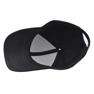 Detaillierte Innenansicht einer schwarzen Baseballkappe mit 6-Panel-Struktur und Baumwollschweißband