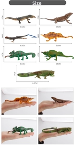 Detailed size chart of realistic lizard figurines showing 8cm x 6.5cm dimensions on hand