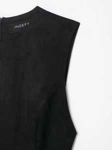 Dettaglio di un top nero senza maniche in finta pelle scamosciata con scollo a zip