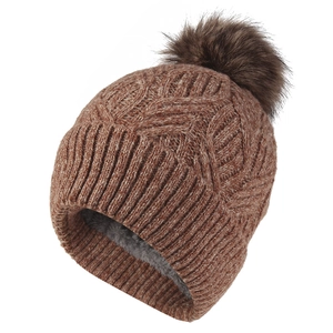 Warme braune Zopfstrickmütze mit Kunstfellbommel und weichem Fleece-Futter für den Winter