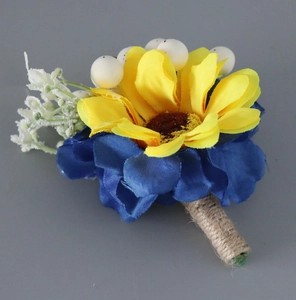 Detailaufnahme der Sonnenblumen-Ansteckblume mit blauen Blüten und rustikalem Hanfseil