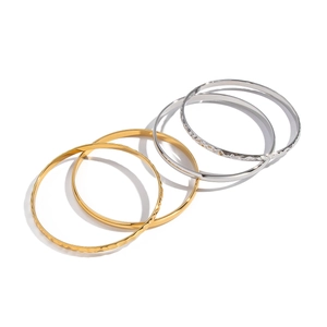 Set di quattro bracciali rigidi martellati in acciaio inossidabile oro e argento