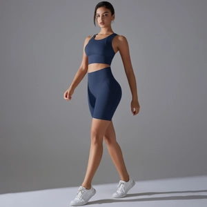 Dettaglio completo completo sportivo blu navy con reggiseno e pantaloncini yoga