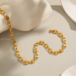 Detailaufnahme der 18K vergoldeten Schweinenasen-Kette mit poliertem Metall-Finish