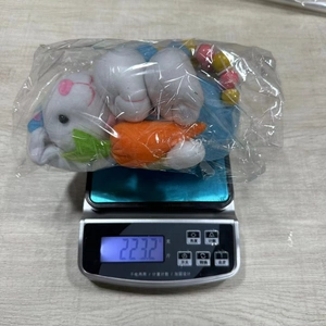 Detailed weight measurement showing 223g for the plush Easter bunny holding a carrot