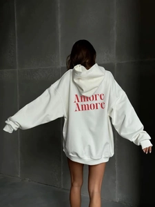 Λευκό oversized φούτερ με κουκούλα για γυναίκες με κόκκινο τύπωμα Amore στην πλάτη