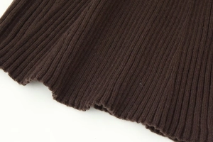 Vue macro de la texture de maille marron foncé avec détails de rayures verticales