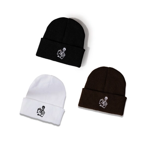 Trois bonnets en tricot avec broderie de crâne en noir, blanc et marron foncé chic
