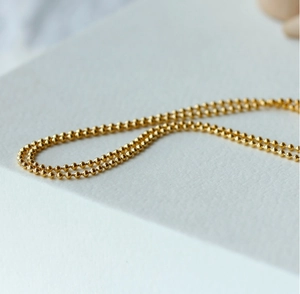 Minimalistische 18k vergoldete Titanstahl-Perlenkette mit glänzendem Finish für Damen