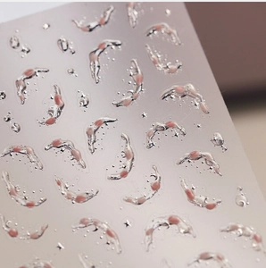 Détail macro de stickers 3D pour ongles lune avec bords argentés et remplissage rose