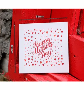 Dettaglio biglietto d'auguri quadrato Festa della Mamma con cuori e misura 85 mm