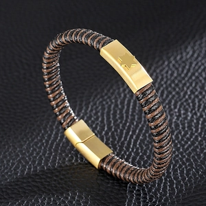 Détail macro du bracelet en cuir tressé pour homme avec plaque étoile en acier doré