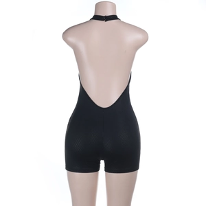 Vue détaillée du body en maille noire avec dos nu licou et texture de tissu transparent