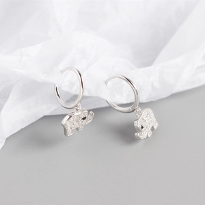 Detailansicht der S925 Sterlingsilber Elefanten-Ohrringe mit glitzernden Kristallen