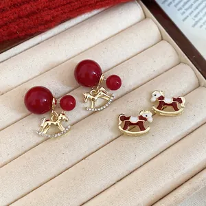 Élégant ensemble de boucles d'oreilles cheval à bascule rouges avec dorure et strass brillants