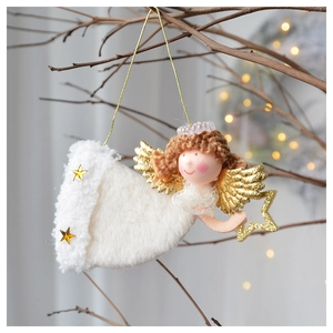 Dettaglio dell'angelo di Natale in peluche con ali dorate appeso a un ramo