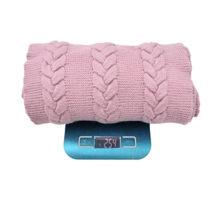 Vue détaillée du poids de 254g pour l'écharpe en tricot torsadé rose sur balance