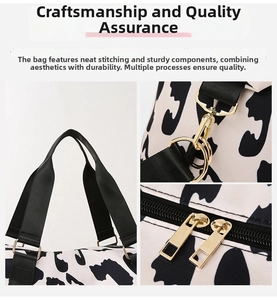 Détail de sac de voyage motif vache, sac de sport imperméable en tissu oxford avec pièces.