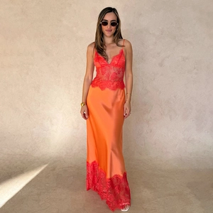 Robe longue élégante en satin orange avec dentelle rouge, décolleté en V et dos nu