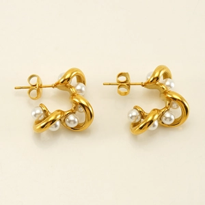 Détail des boucles d'oreilles torsadées en acier inoxydable plaqué or 18k avec perles