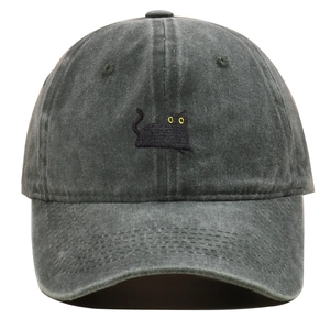 Detail der Stickerei einer schwarzen Katze auf einer grauen Vintage-Baumwoll-Baseballkappe