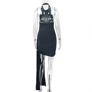 Détail de la robe noire sans manches à col licou avec ourlet irrégulier et taille ajustée