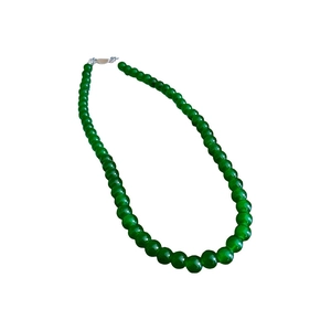 Élégant collier de perles vertes avec fermoir argenté disposé en forme de U épurée