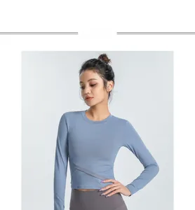 Détail d'un haut de yoga ajusté avec taille croisée unique et manches longues bleues
