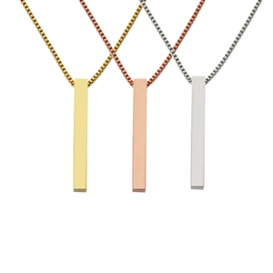 Tre collane con pendente a barra in oro, oro rosa e argento con catena a maglia veneziana