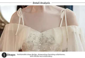Detailansicht des champagnerfarbenen Hochzeitskleids mit Spitzenblumen und Pailletten