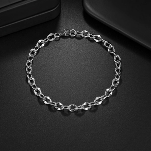 Bracciale a catena cubana in acciaio inossidabile argento lucido su sfondo nero