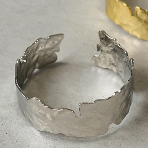 Bracelet manchette argenté minimaliste avec texture froissée irrégulière pour femme
