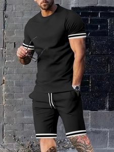 Détail de l'ensemble d'été noir pour homme avec rayures blanches aux manches