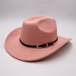Vista dettagliata del cappello da cowboy rosa in feltro con cintura nera e fibbia.