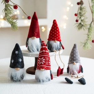 Lot de cinq gnomes de Noël festifs avec bonnets en tricot pour décoration de table