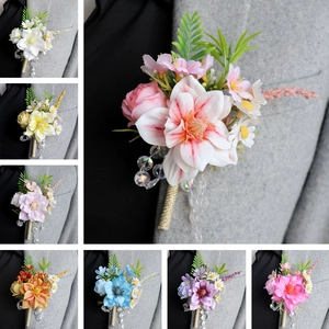Boutonnières de mariage élégantes en soie avec perles de cristal et accents de verdure