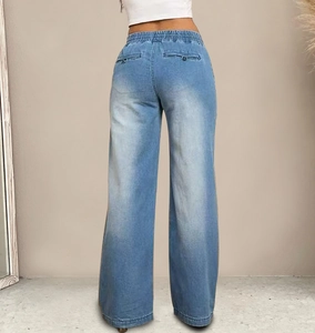 Achteraanzicht van lichtblauwe jeans met wijde pijpen, trekkoord en achterzakken-detail