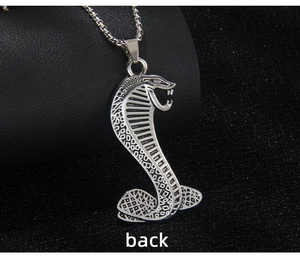 Vue macro du verso d'un collier pendentif serpent cobra en acier inoxydable argenté
