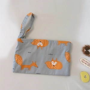 Détail d'une pochette en coton à motif de renard mignon avec fermeture éclair et dragonne