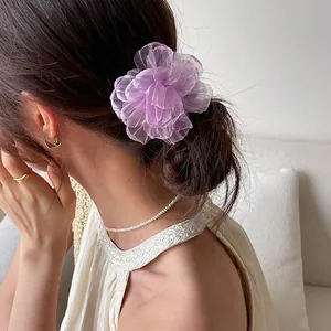 Élastique à cheveux rose en organza violet élégant avec un design floral multicouche