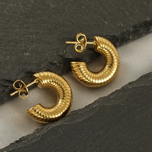 Boucles d'oreilles C élégantes plaquées or 18K en acier titane avec texture en spirale