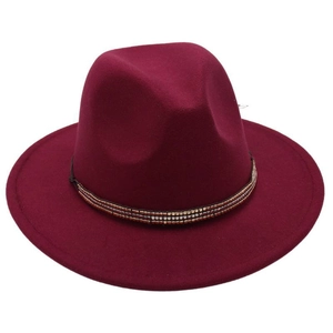 Détail du chapeau fedora bordeaux en laine avec un élégant ruban de perles métalliques