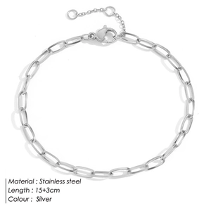 Detail eines silbernen Büroklammer-Kettenarmbands aus Edelstahl mit Verschluss
