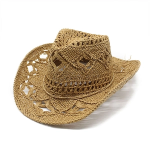 Detail van handgeweven geometrische uitgesneden patronen op de strooien cowboyhoed