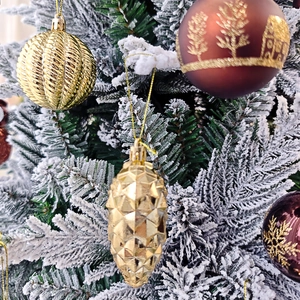 Gros plan détaillé de décorations de Noël avec motifs de sapins et de maisons