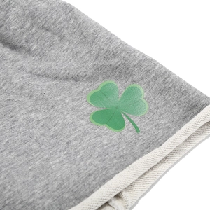 Berretto in maglia grigio con motivo a trifoglio verde e bordo a coste bianco panna