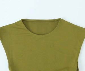 Dettaglio della scollatura a girocollo e del liscio tessuto verde oliva dell'abito