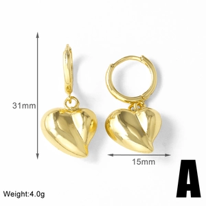 Dettaglio orecchini a cuore 3D dorati con misure di 31 mm di altezza e 15 mm di larghezza