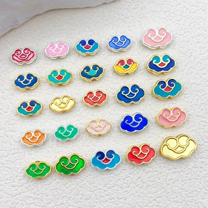 Détail macro de perles émaillées multicolores en forme de nuage pour bijoux DIY