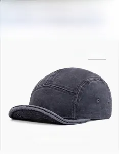 Détail de casquette bleu marine à 5 panneaux en coton délavé avec œillets métalliques